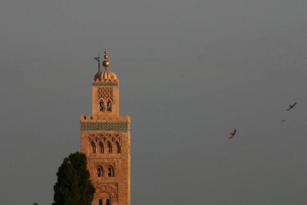 Riad Kniza Marrakesh Exterior foto The minaret of the Kutubiyya Mosque in Marrakesh