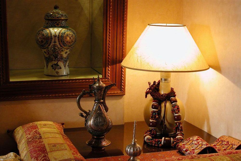 Riad Kniza Marrakesh Exterior foto A table lamp