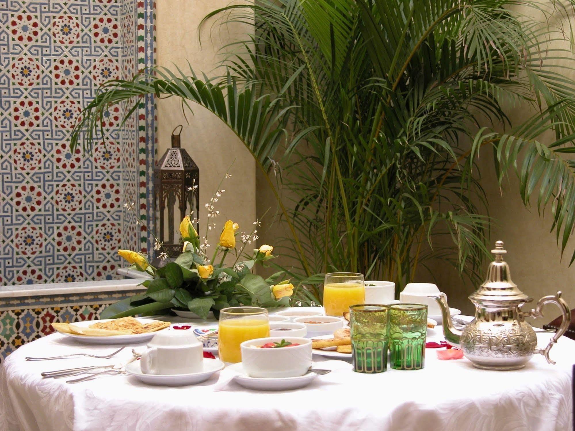 Riad Kniza Marrakesh Exterior foto A Moroccan breakfast